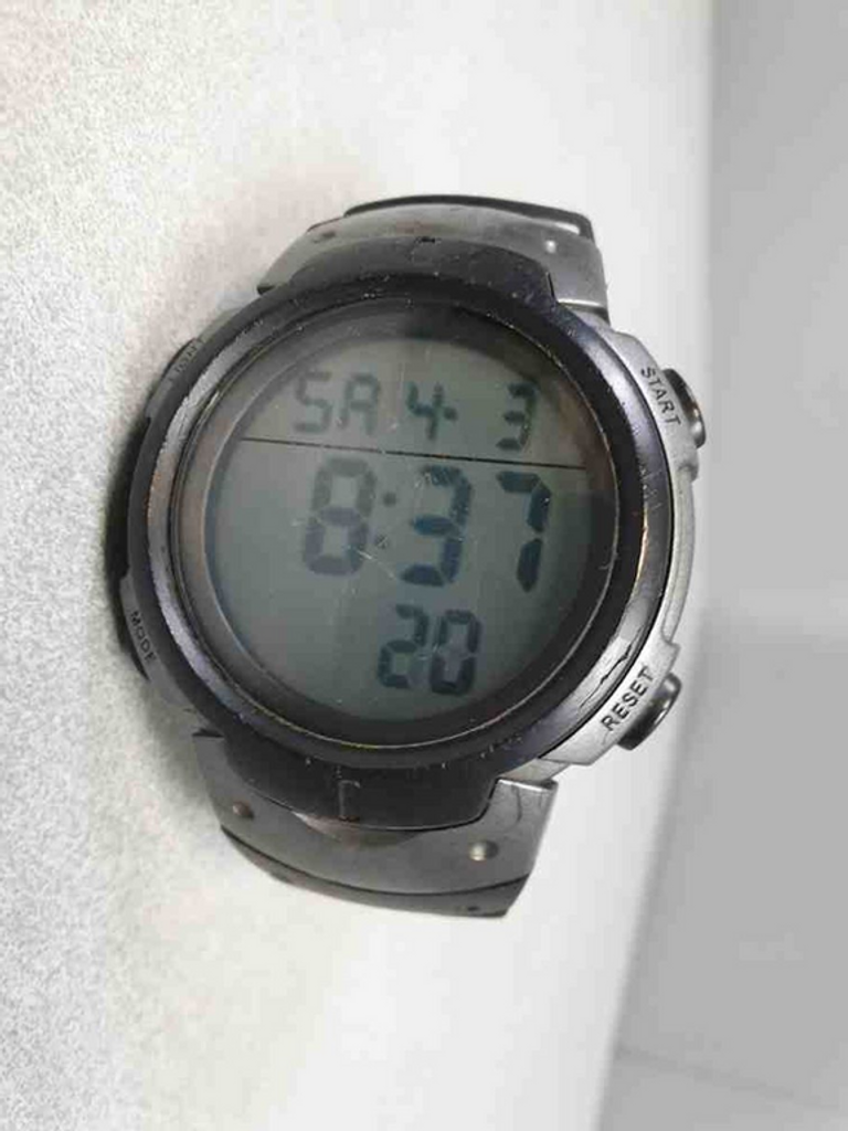 Купити Skmei 1068 BK-Gold Case BOX (1068BOXBKGC) Б/У