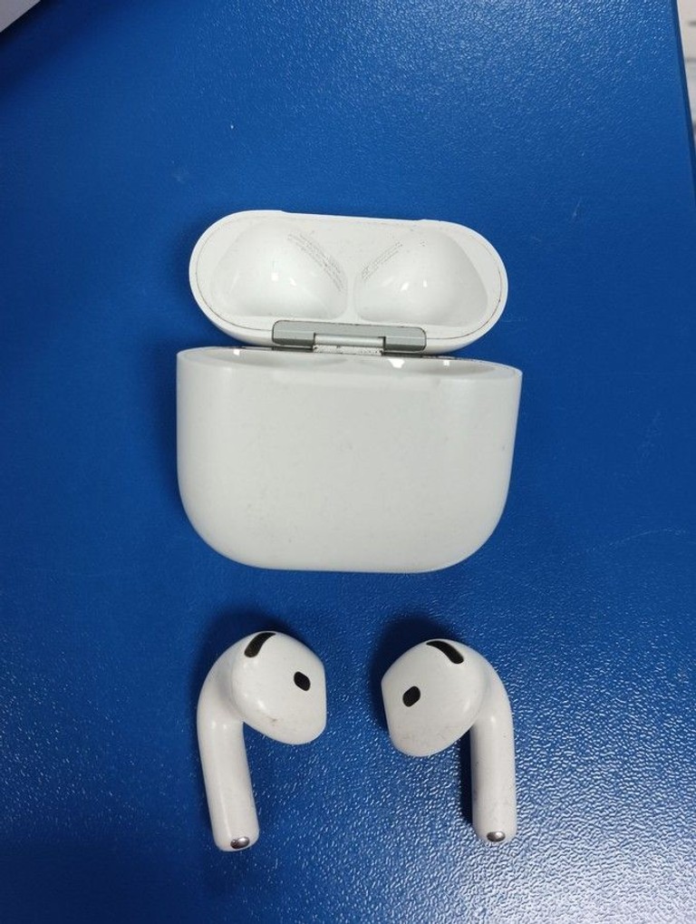 Дешево Apple airpods 4 with active noise cancellation з ломбарду