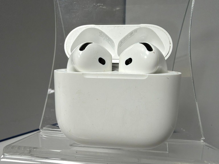 Дешево Apple airpods 4 with active noise cancellation з ломбарду