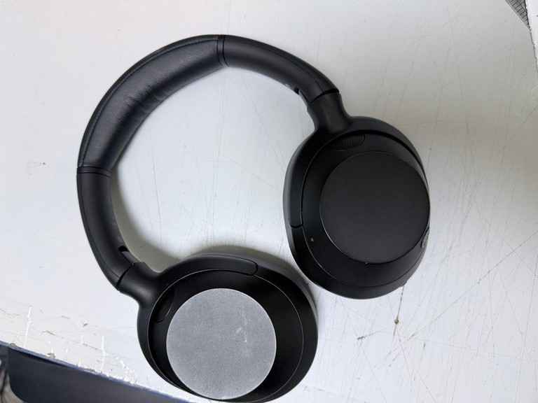 Дешиво Sony ult wear с ломбарда