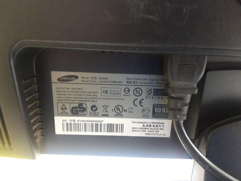 Дешево Samsung 2243bw з ломбарду