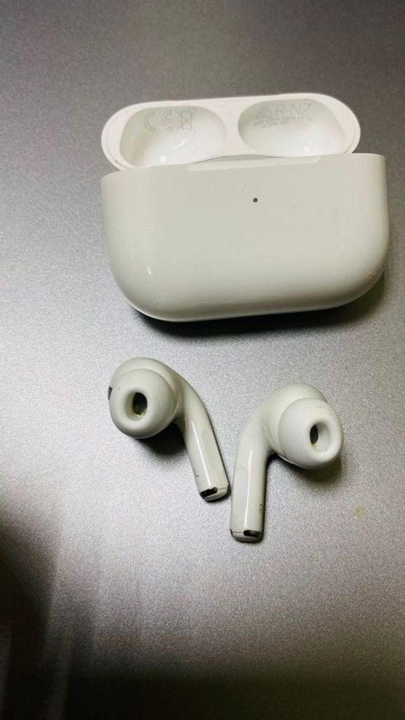 Купити Apple airpods pro 2nd generation with magsafe charging case usb-c Б/У