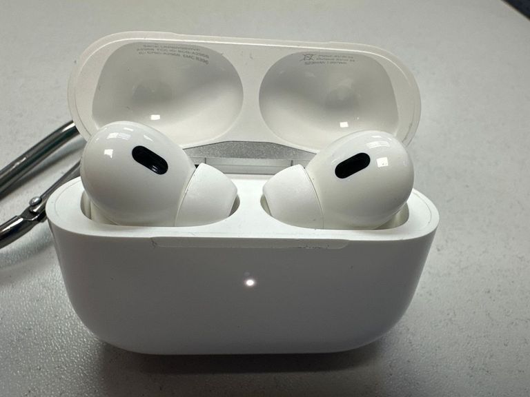Дешево Apple airpods pro 2nd generation with magsafe charging case usb-c з ломбарду