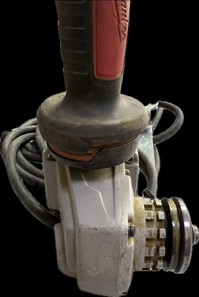 Дешево Milwaukee AGV 13-125 XE (4933451218) з ломбарду