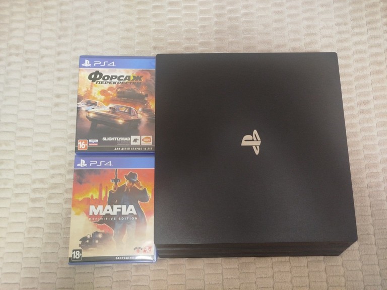 Купити Sony PlayStation 4 pro 1TB+ 3 геймпади і 2 гри  Б/У