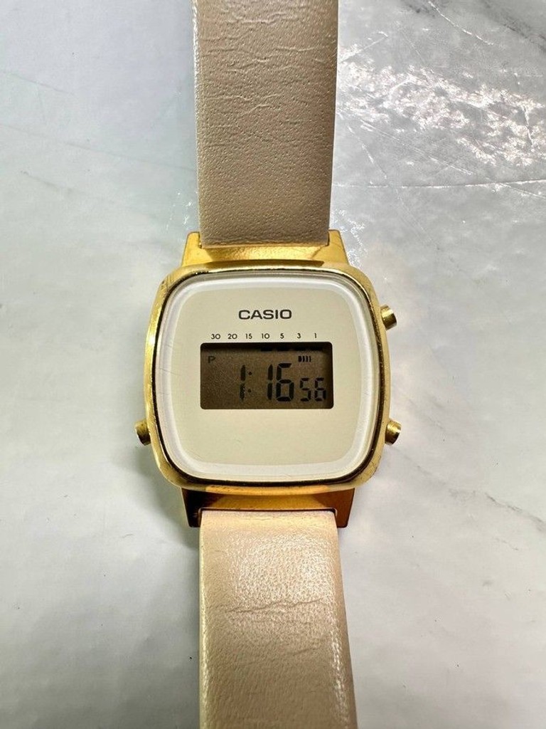 Дешиво Casio LA670WEFL-9EF с ломбарда