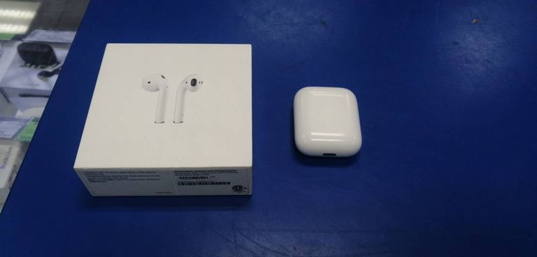 Apple airpods with charging case