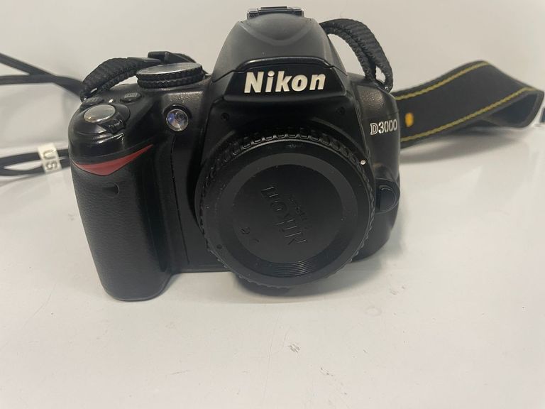 Купить Nikon d3000 body Б/У