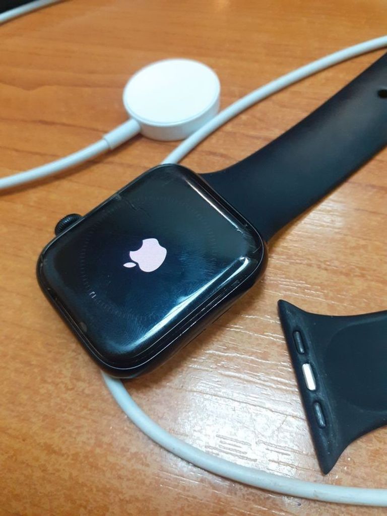 Дешево Apple watch se 2 gps 44mm aluminum case with sport з ломбарду