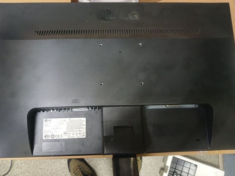 Купити Lg e2241s-bn Б/У