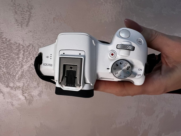 Дешиво Canon EOS R50 kit RF-S 18-45mm IS STM White (5812C030) с ломбарда