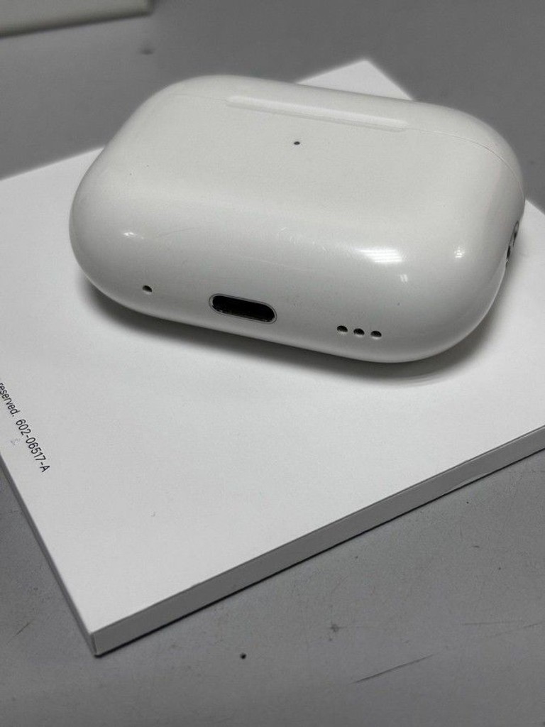 Купити Apple airpods pro 2nd generation with magsafe charging case usb-c Б/У