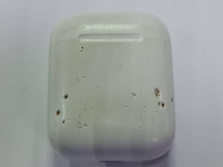 Apple airpods 2nd generation with charging case