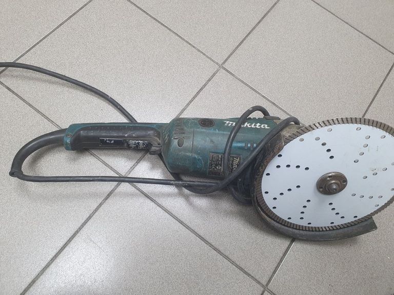 Дешево Makita GA9020 з ломбарду