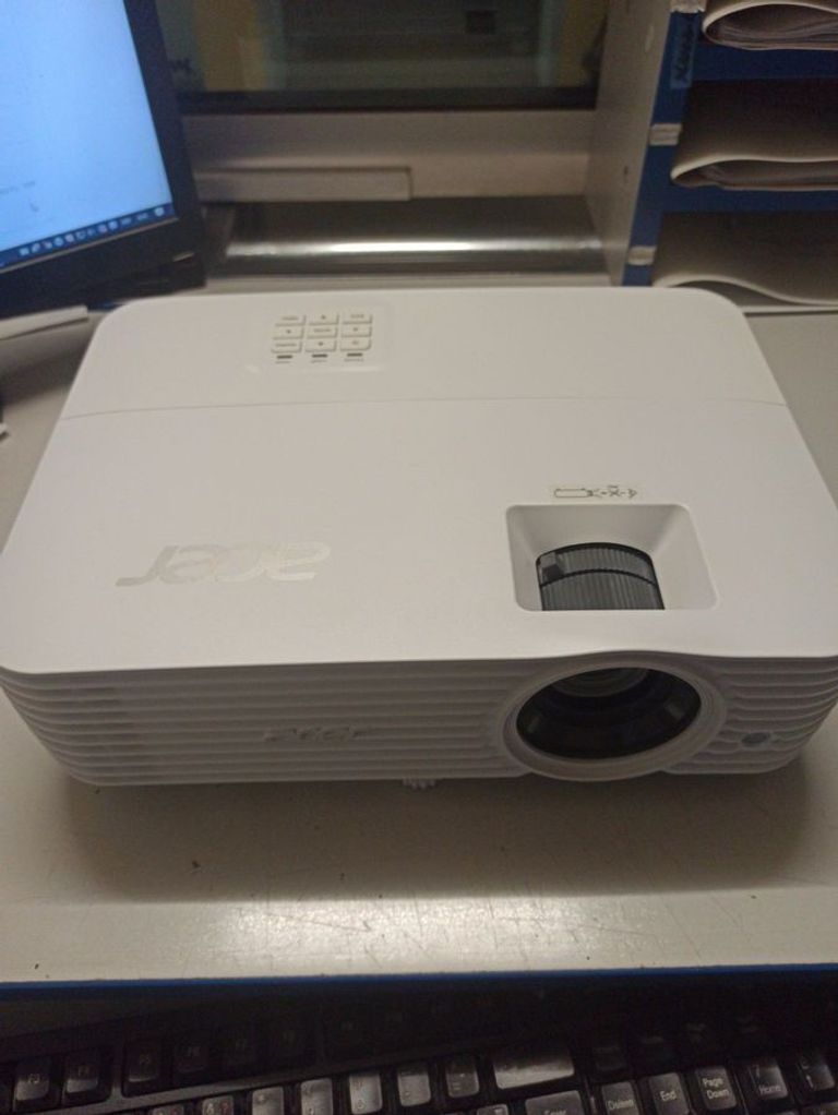 Купити Acer x1529ki Б/У