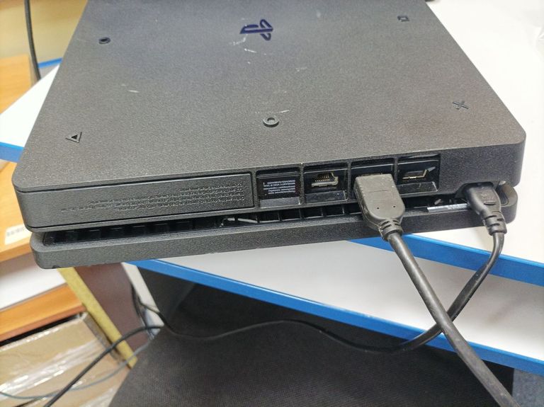 Дешиво Sony PlayStation 4 Slim 1TB Black с ломбарда