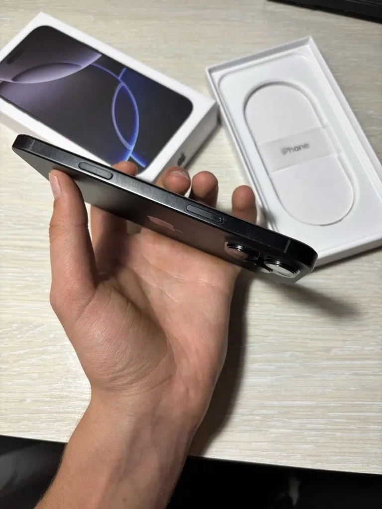 Дешево Apple iPhone 16 Pro Max 256GB eSIM Black Titanium (MYW33) з ломбарду