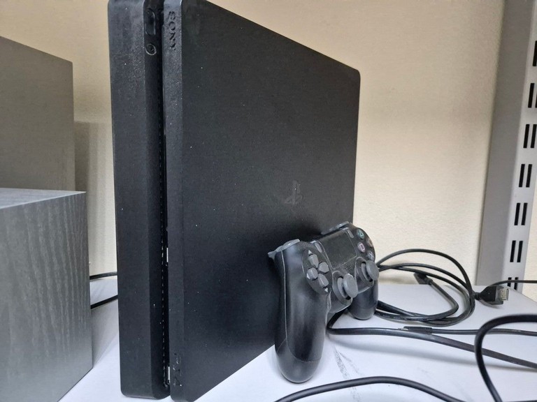 Купити Sony PlayStation 4 Slim 1TB Black Б/У