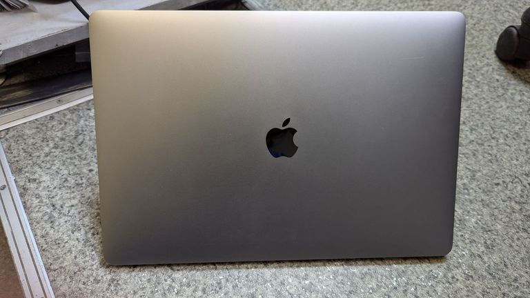 Apple macbook pro a1707/15.4/core i7 2,8ghz/ram16gb/ssd256gb/amd radeon pro555 2gb Код:01-200610132. Изображение 5