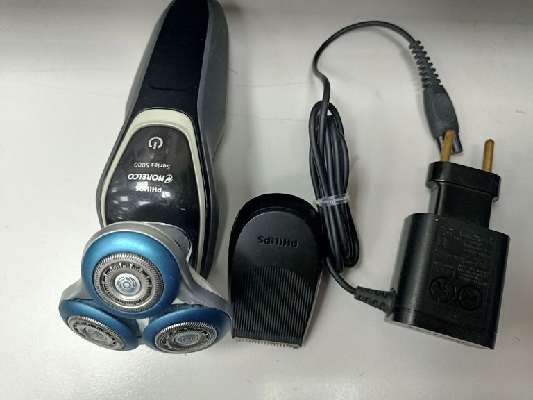 Купити Philips Norelco Shaver 5100 Wet & Dry Series 5000 S5210/81 Б/У