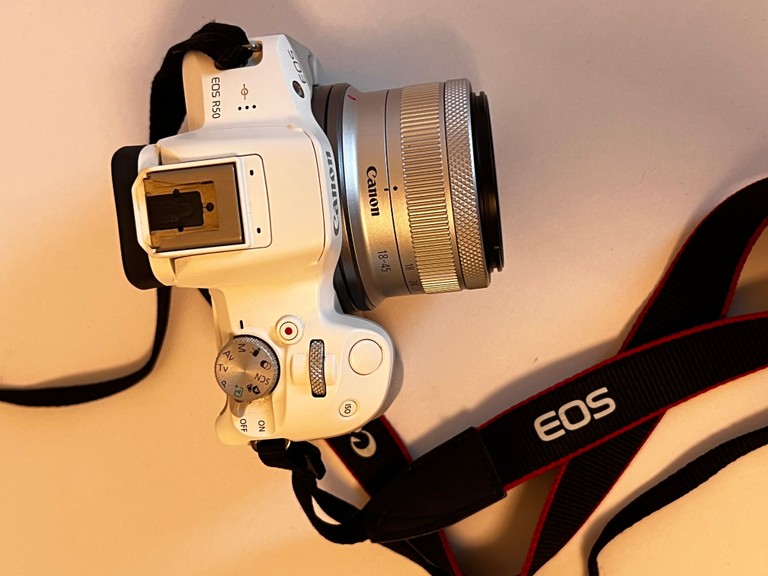 Canon EOS R50 kit RF-S 18-45mm IS STM White (5812C030) Код:null. Изображение 5