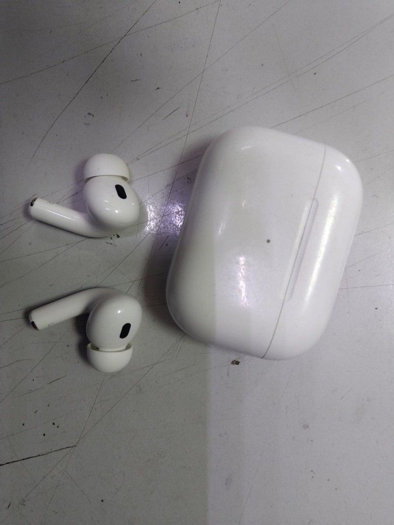 Купити Apple airpods pro 2nd generation with magsafe charging case usb-c Б/У