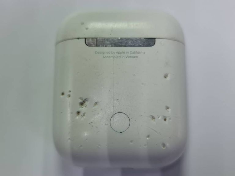 Apple airpods 2nd generation with charging case