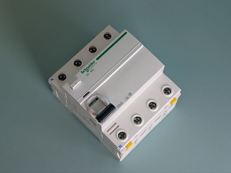 Оголошення Диференціальний вимикач навантаження Schneider Electric ПЗВ 4P 40A 30ml тип А (A9Z21440) Новий. Б/У