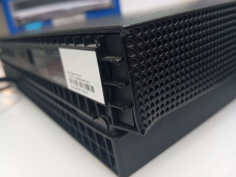 Купити Microsoft Xbox One X 1TB Б/У