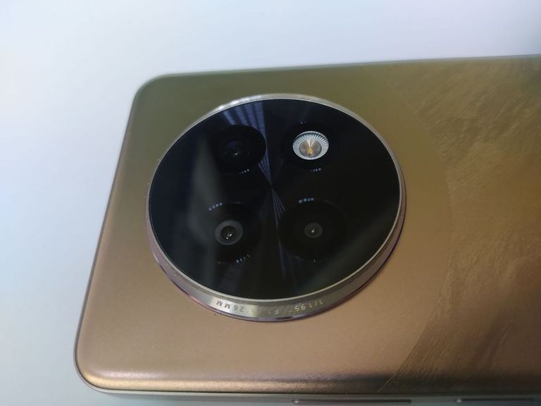 Realme 13+ 8/256GB Victory Gold Код:01-200843499. Изображение 6