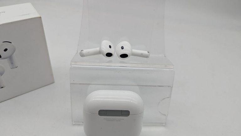 Дешево Apple airpods 4 with active noise cancellation з ломбарду