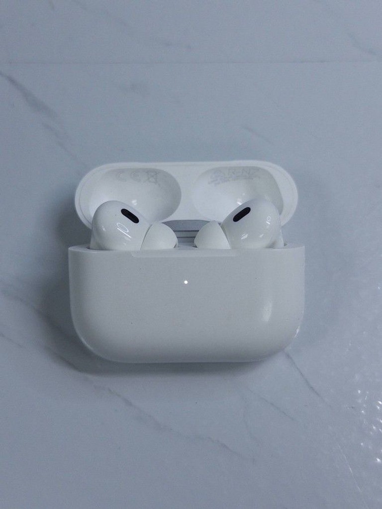 Купити Apple airpods pro 2nd generation with magsafe charging case usb-c Б/У