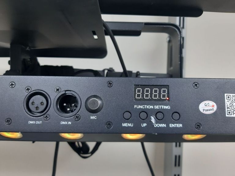 Дешево Chauvet Линейный LED прожектор Colorband T3 BT з ломбарду