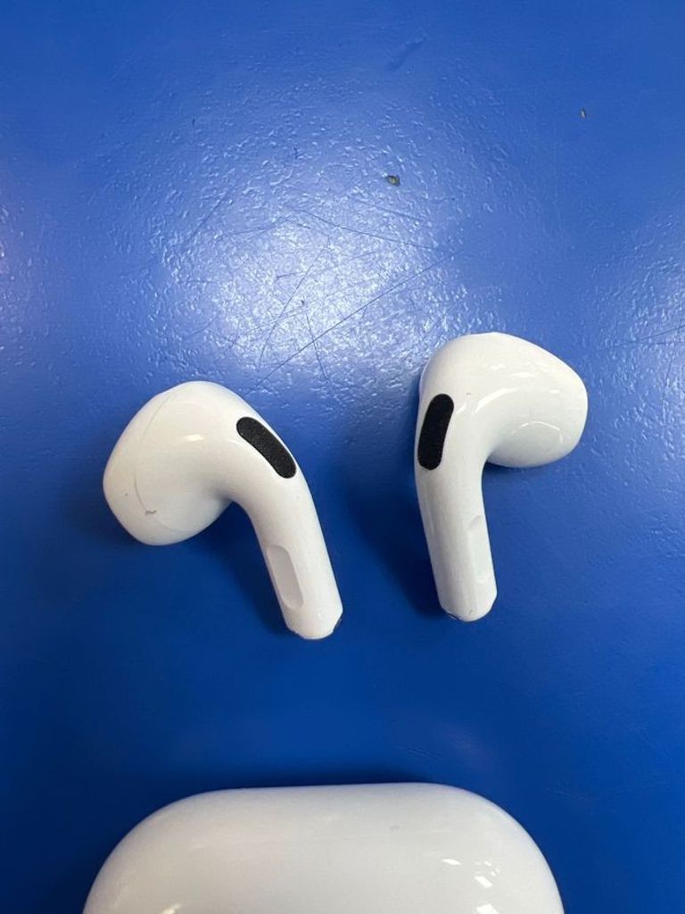 Дешево Apple airpods 4 with active noise cancellation з ломбарду