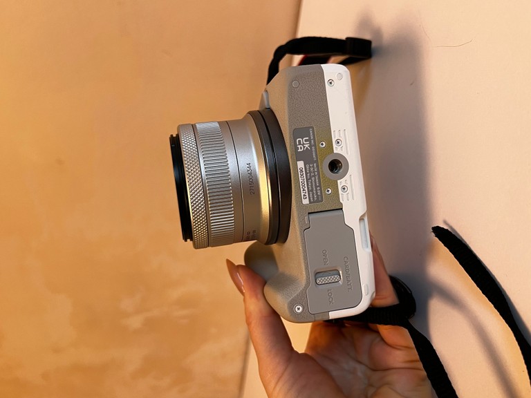 Canon EOS R50 kit RF-S 18-45mm IS STM White (5812C030) Код:null. Изображение 7