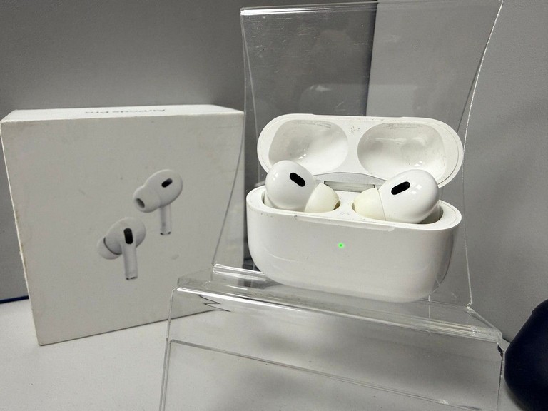 Купити Apple airpods pro 2nd generation with magsafe charging case usb-c Б/У