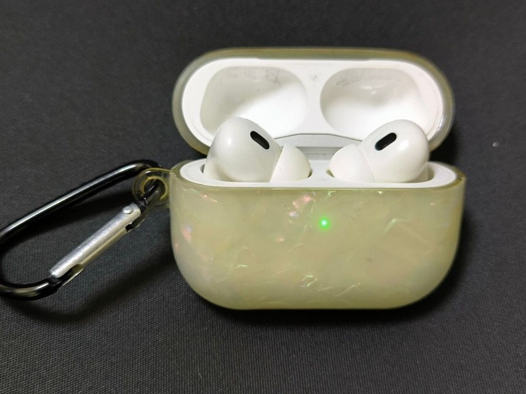 Купити Apple airpods pro 2nd generation with magsafe charging case usb-c Б/У