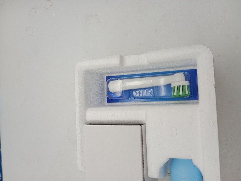 Оголошення Oral-b D305.513.3 Pro Series 1 Sensitive Clean Caribbean Blue Б/У