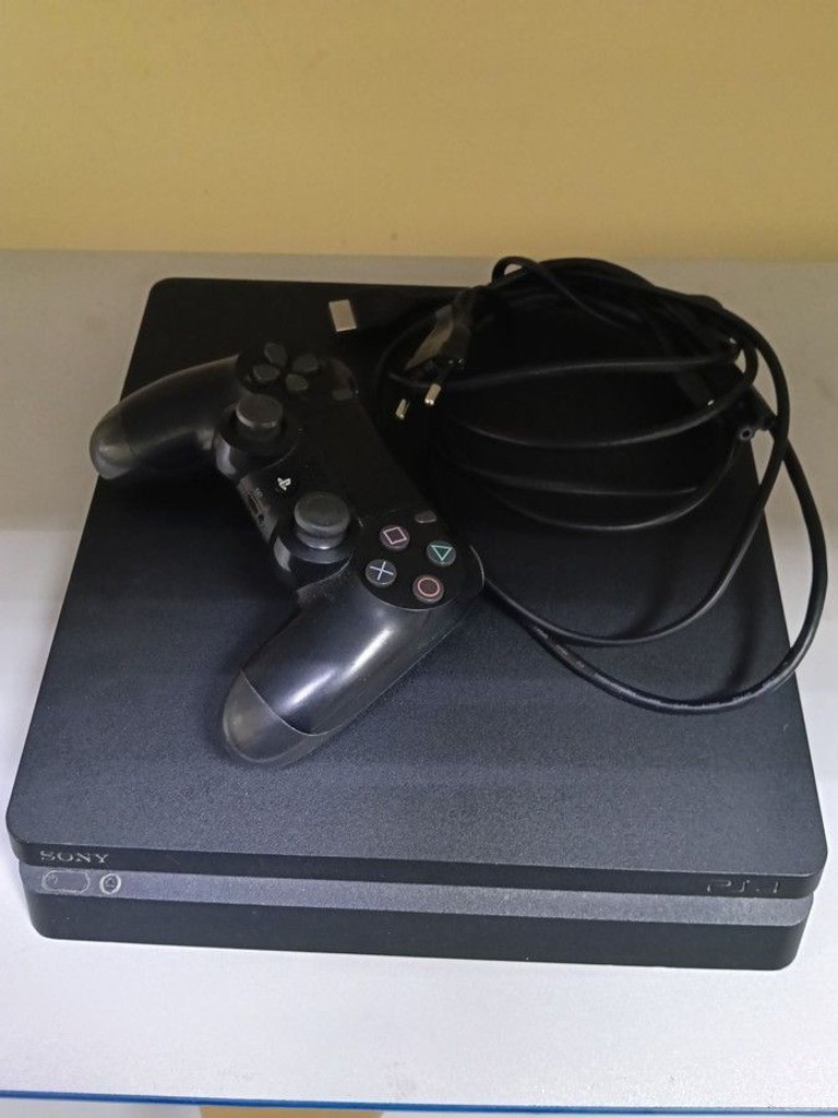 Купить  Sony PlayStation 4 Slim 1TB Black Б/У