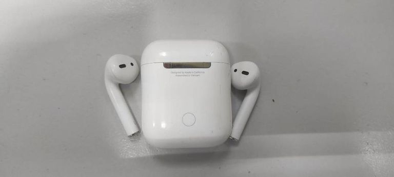 Apple airpods 2nd generation with charging case