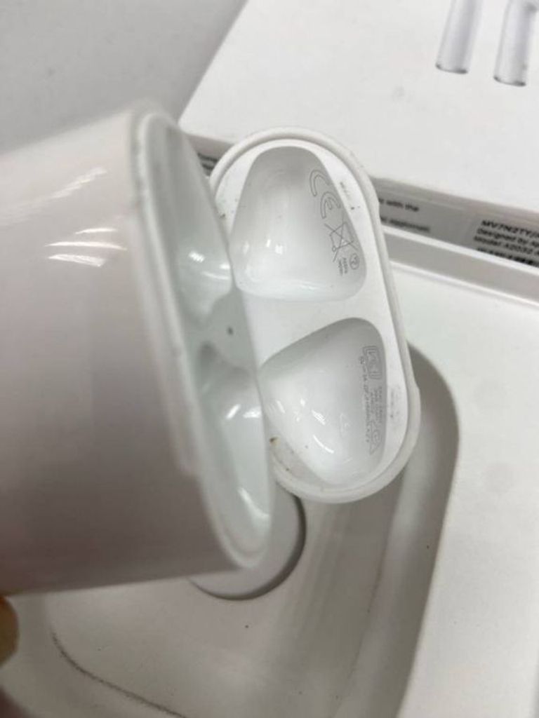 Apple airpods 2nd generation with charging case