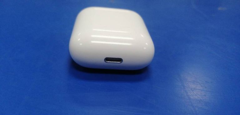 Apple airpods with charging case