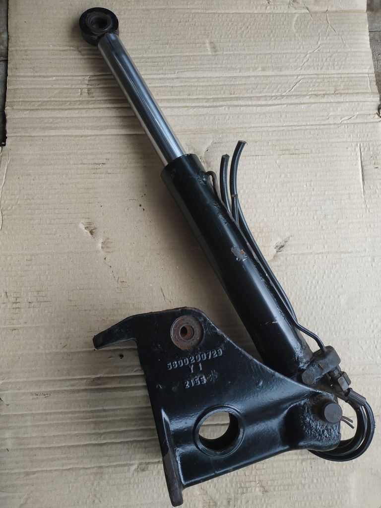 Купити Циліндр підіймання кабіни Б/У