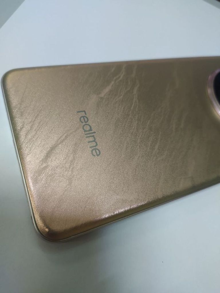 Realme 13+ 8/256GB Victory Gold Код:01-200843499. Изображение 7