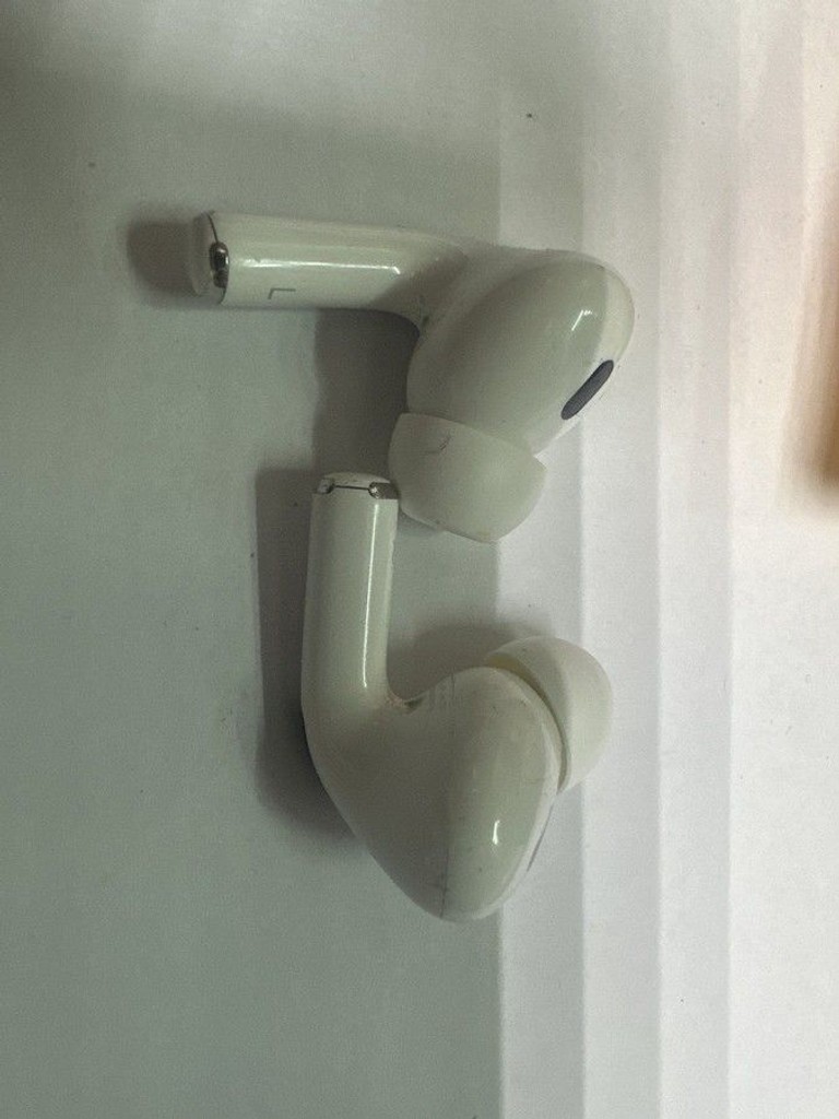 Купити Apple airpods pro 2nd generation with magsafe charging case usb-c Б/У