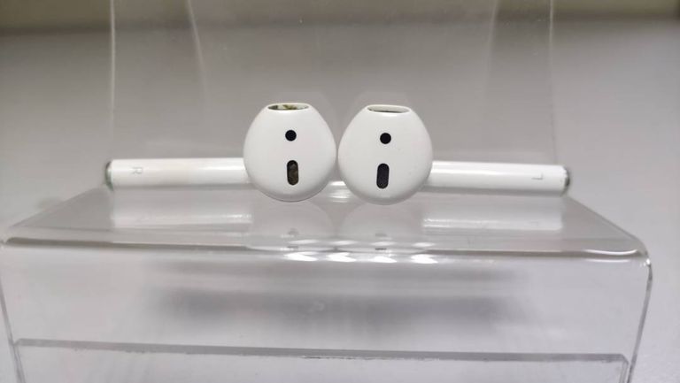 Apple airpods 2nd generation with charging case