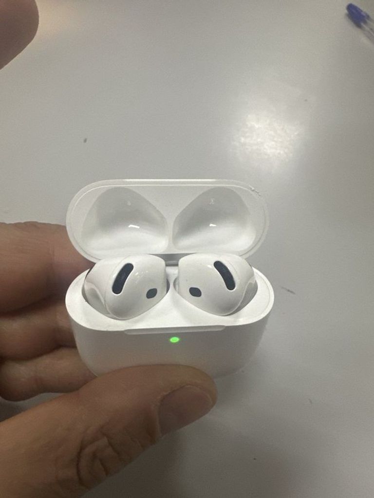 Дешево Apple airpods 4 with active noise cancellation з ломбарду