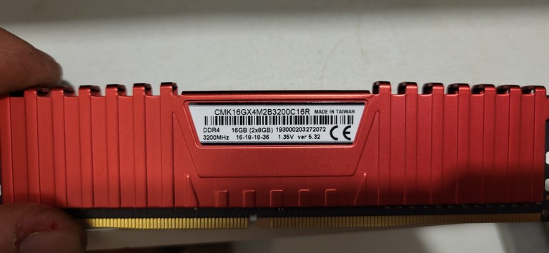 Купити Corsair 16 GB (2x8GB) DDR4 3200 MHz (CMK16GX4M2B3200C16) Б/У