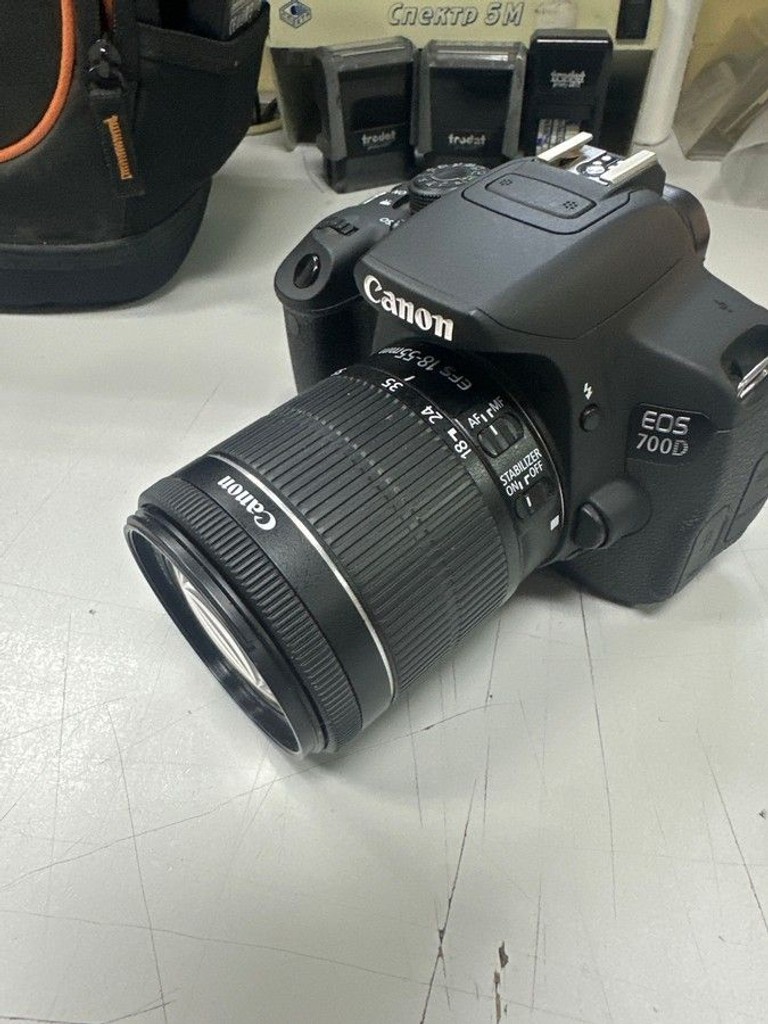 Оголошення Canon eos 700d + ef-s 18-55mm 1:3.5-5.6 is stm Б/У