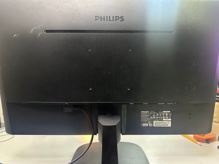 Дешево Philips 243v7q з ломбарду